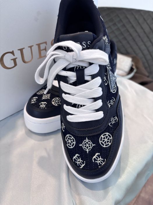 Нови обувки Guess