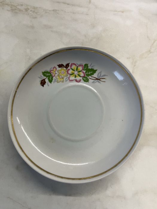 ПОДАРЯВАМ порцеланки за допълване на сервиз