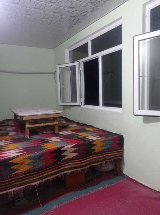 Qizarga kunlik oylik ijaraga kvartira bor. Bezxazayka