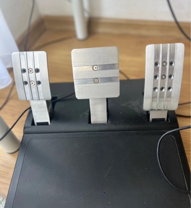 Volan Thrustmaster cu pedale T-GT