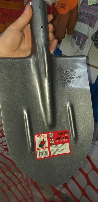 В продаже лопаты