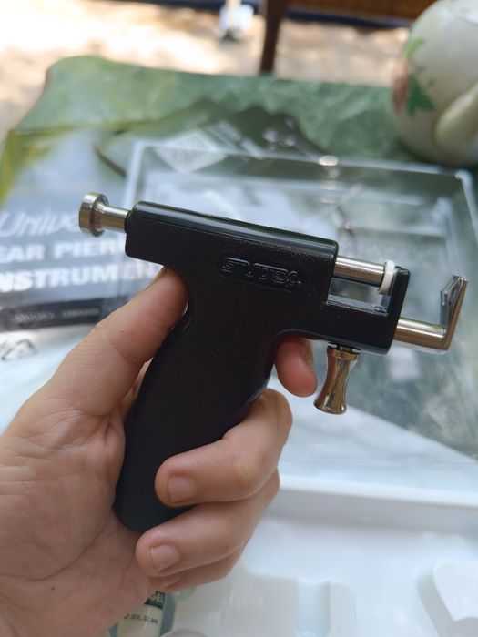 прокалываю ушки деткам и взрослым пистолетом.