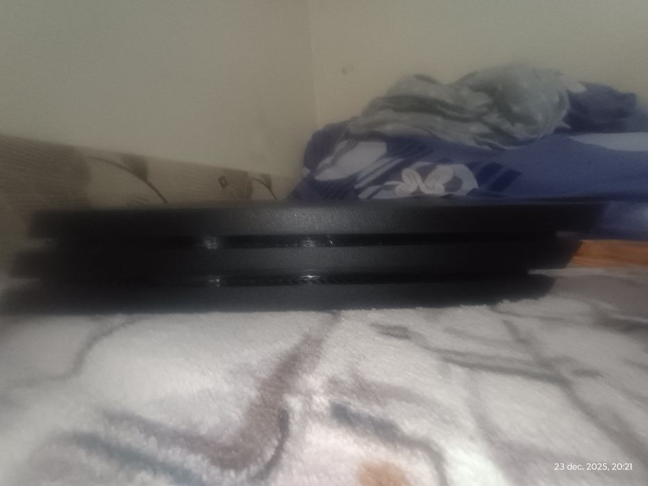 Vând PlayStation 4 Pro