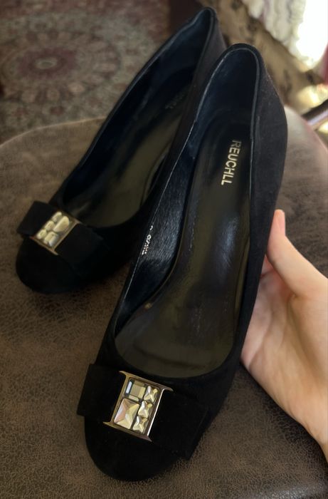 Элегантные чёрные туфли REUCHLL