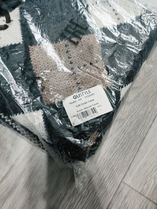 Продам джемпер с шарфом