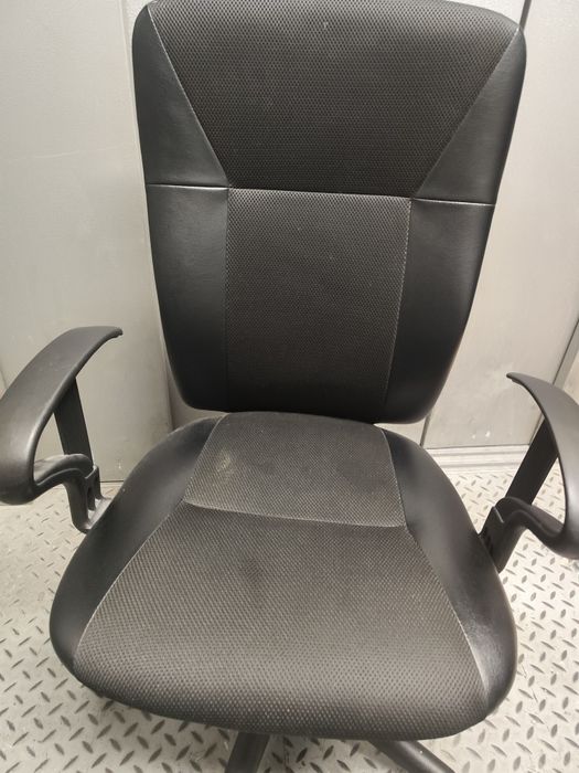 Офис стол въртящ повдигаш се