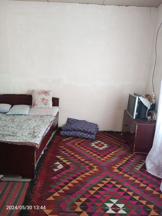 Уй сотилади участка 4 хонаси бор яшаш учун газ свет сув бор дакументла