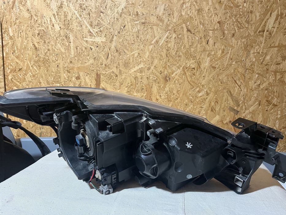 Far stanga Mazda 6-2014