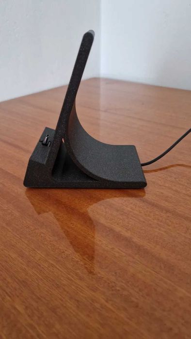 Suport Telefon Personalizat, imprimat 3D, cu slot pentru cablu incarcare