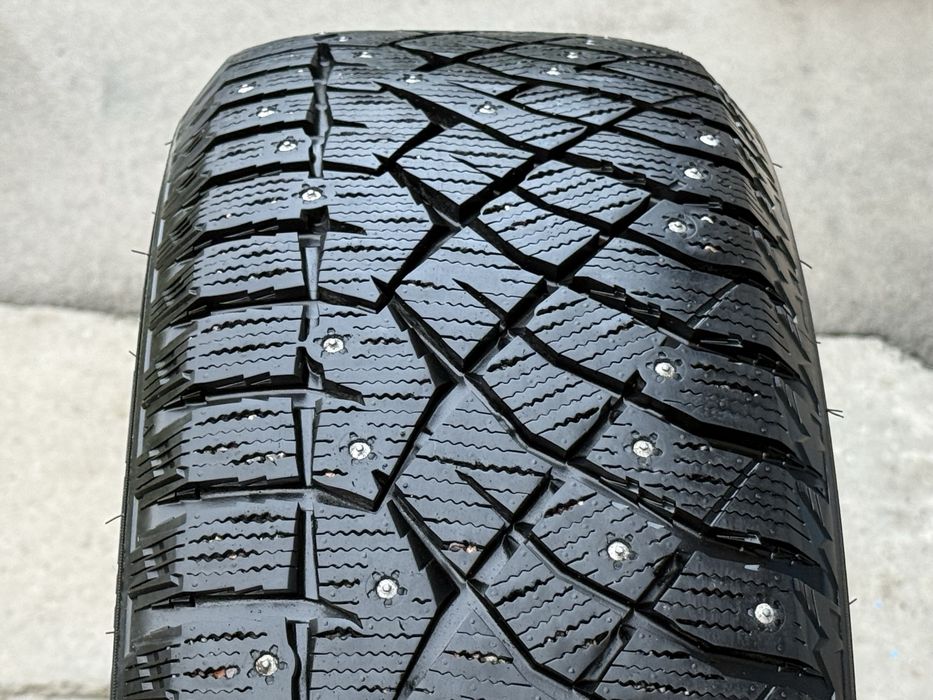 235|55 R18. Nitto Therma Spike.