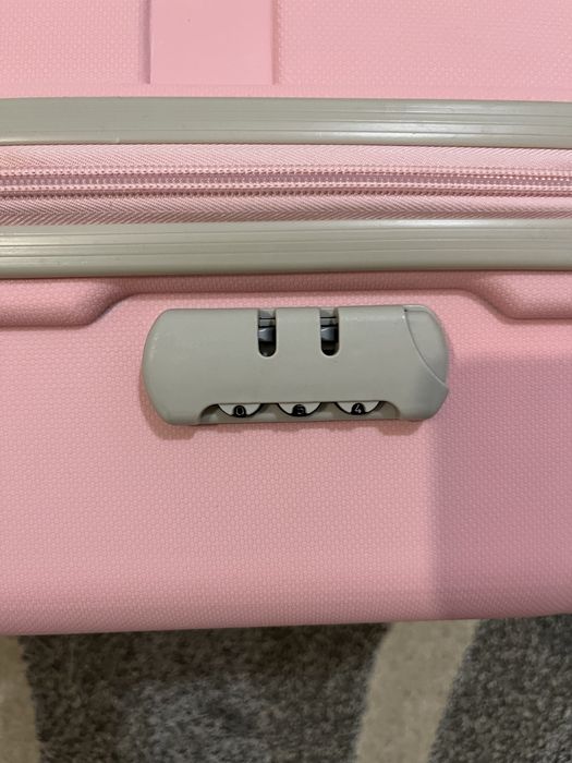 Розовый чемодан, вместительный