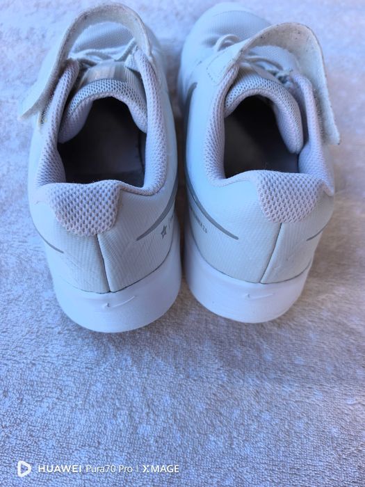 Страхотни бели маратонки nike за момиче номер35 стелка22см, като нови