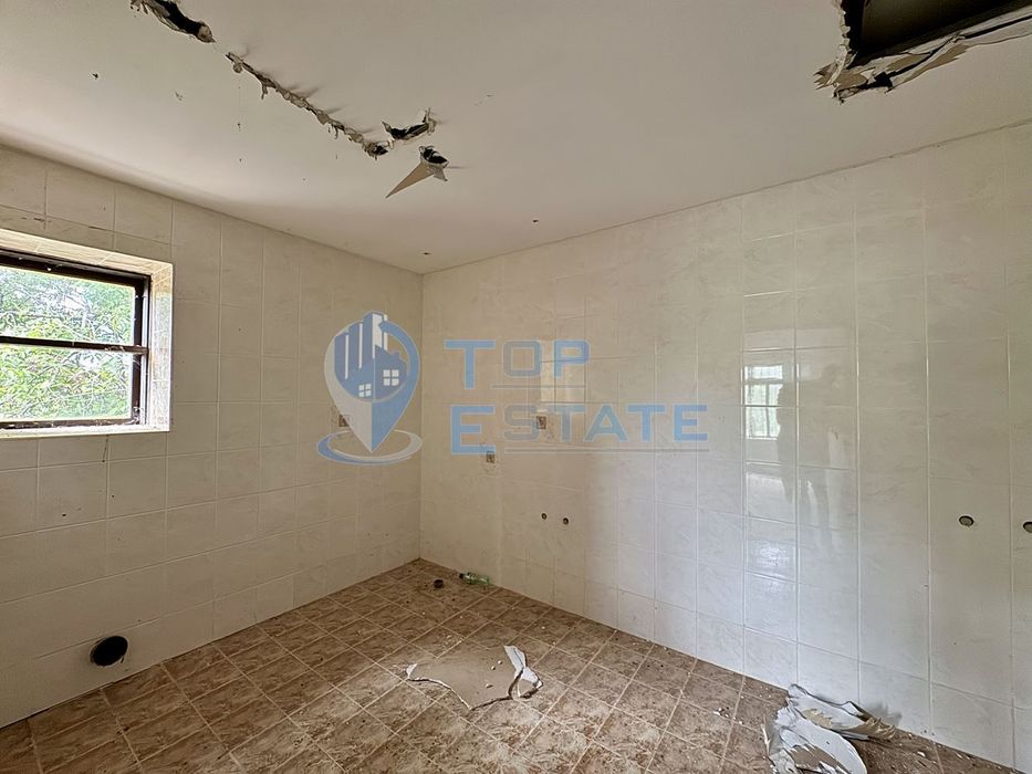 Двуетажна тухлена къща с допълнителни постройки и голям двор в село К