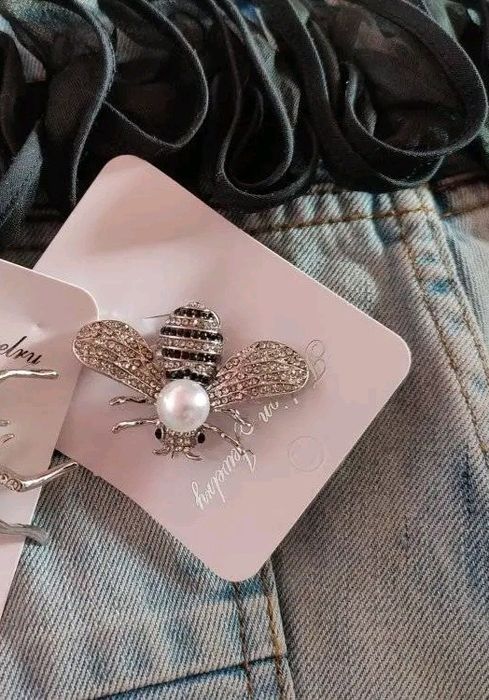 Брошка пчеличка с камъни и перла