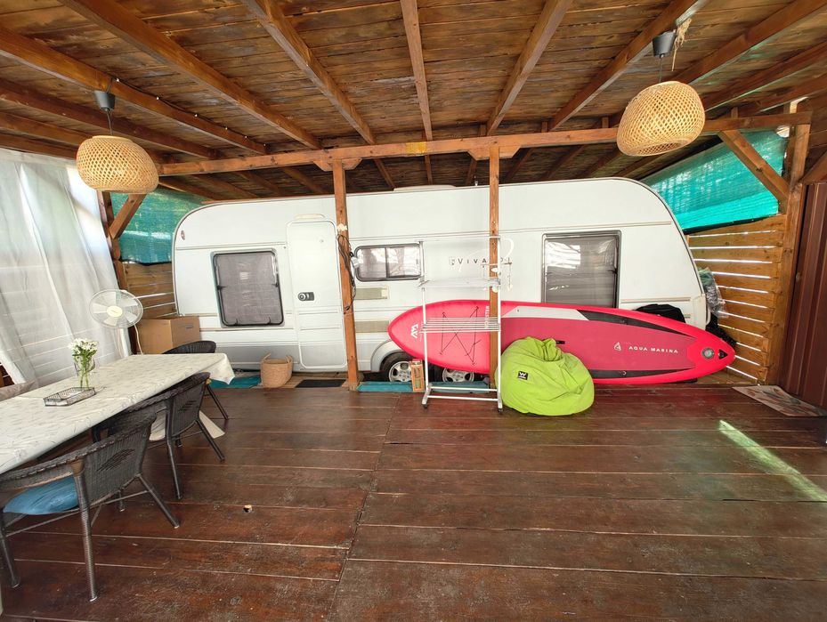 Каравана с навес на Къмпинг Градина, 10 метра от плажа