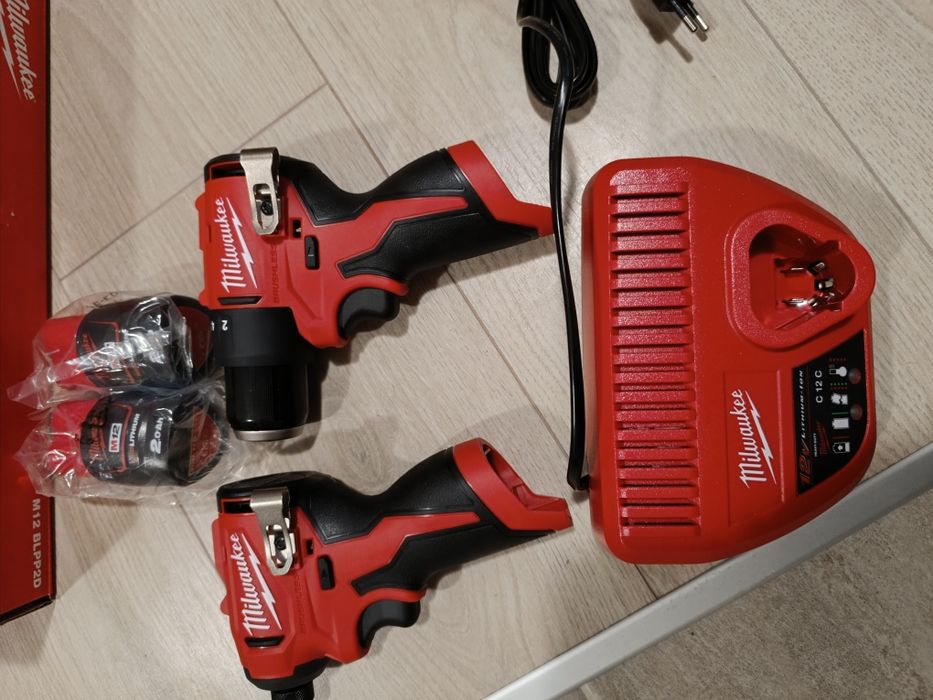 Milwaukee комплект Винтоверти M12  Чисто Нови