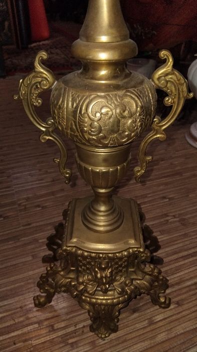 Старинен часовник с два свещника, много красива изработка!