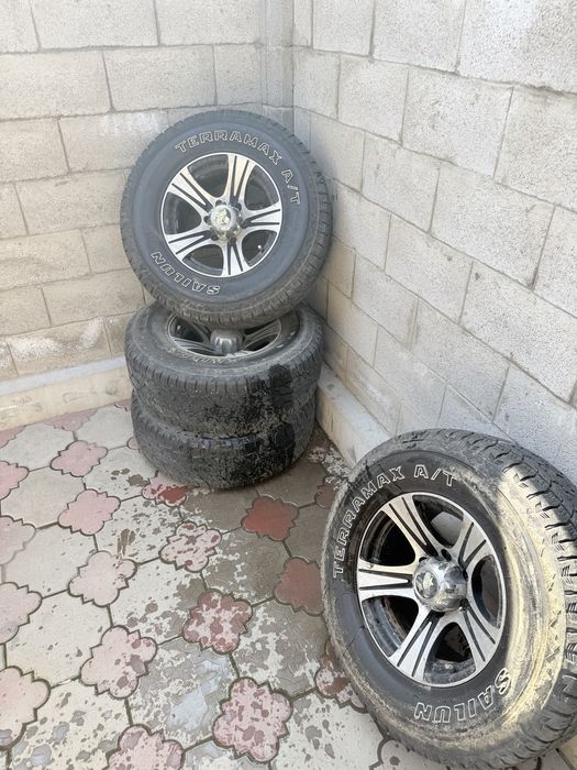 Продам комплект шин с дисками