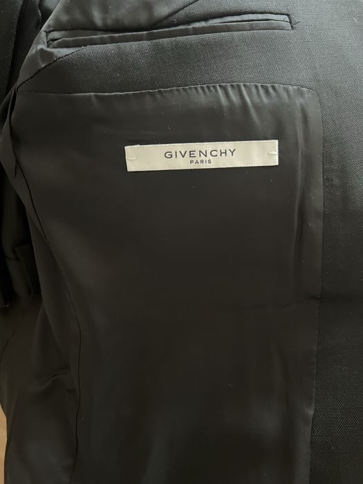 Продам костюм Givenchy