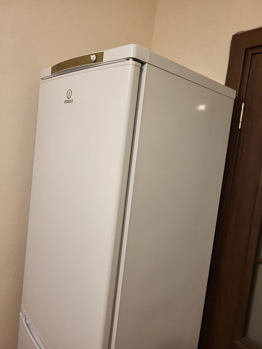 Продам холодильник Indesit 185см