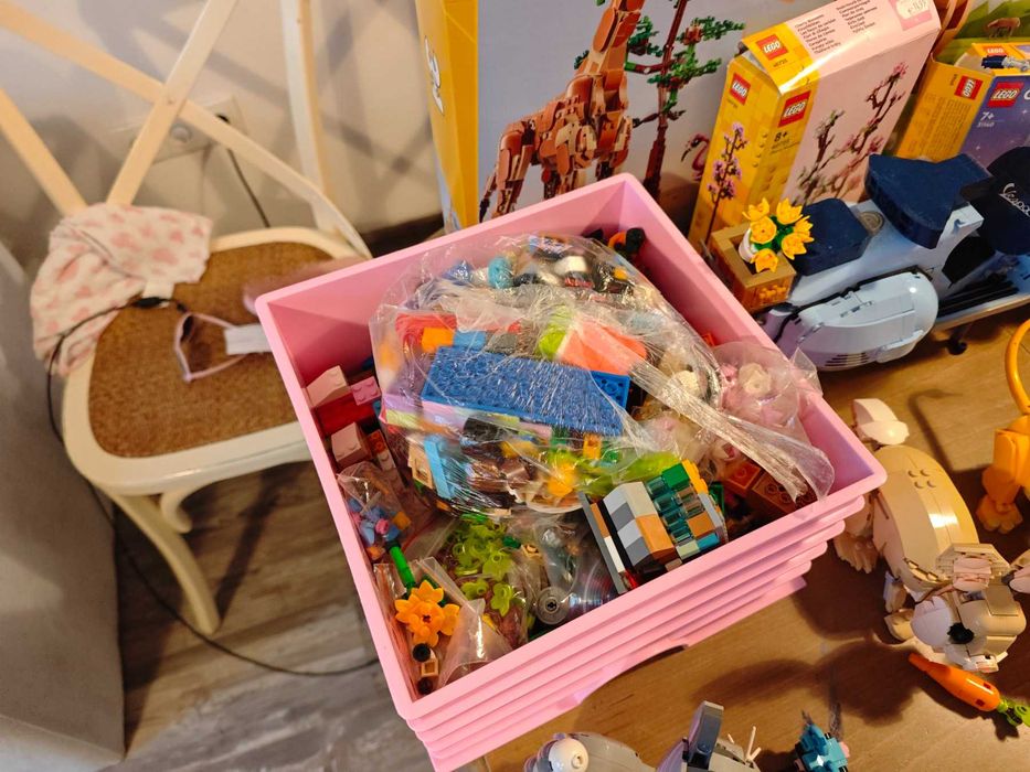 Продавам голям комплект от лего, с книжките, кутиите, LEGO