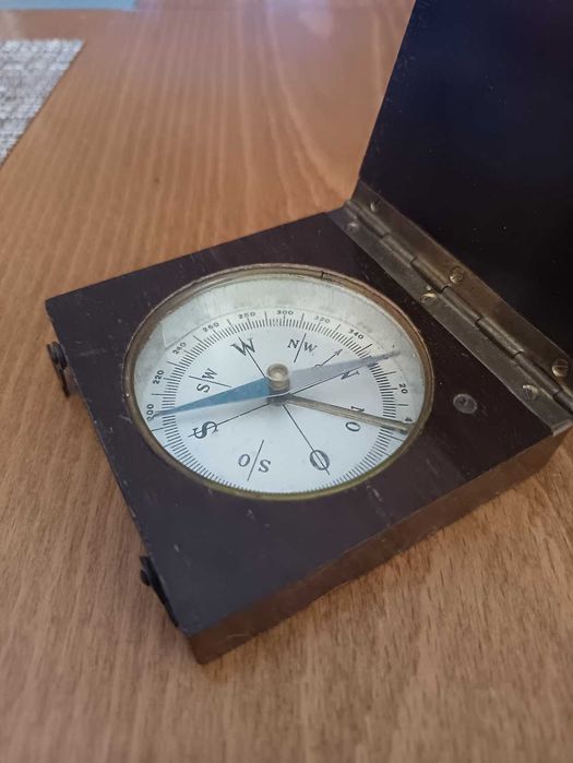 Античен компас в сгъваем дървен корпус