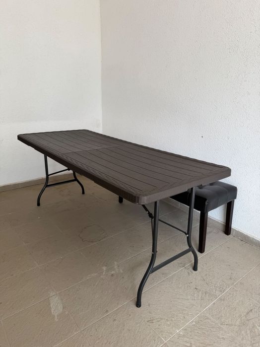 O masă pilabila pentru casa sau gradina