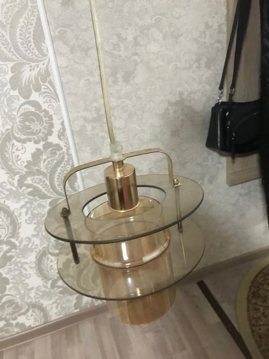 Продам люстру в прихожку
