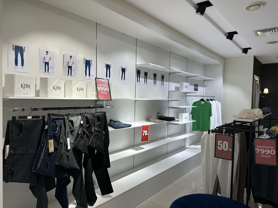 Витрина для одежды рейл