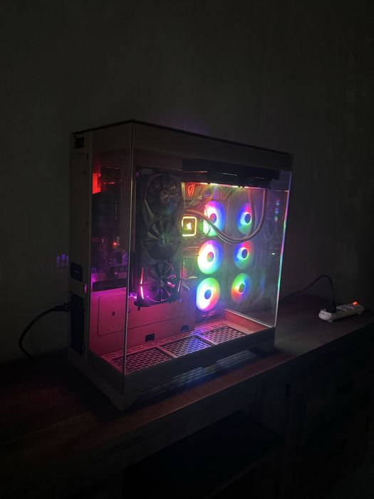 Игровой ПК в кастомном корпусе (i9-9900K / GTX 1080 Ti Strix)