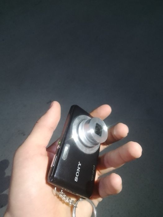 Fotokamera.  SONY CYBERSHOT zudlik bilan sotiladi.