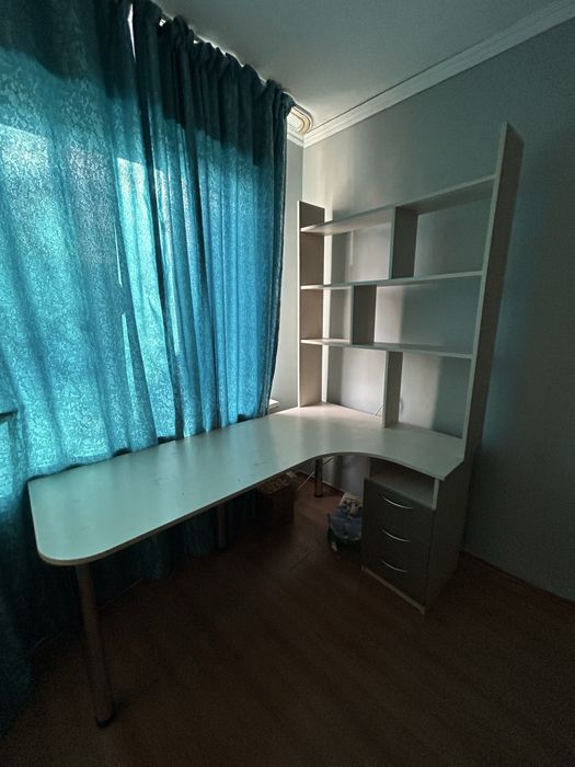 стол с полками и с шкафчиками