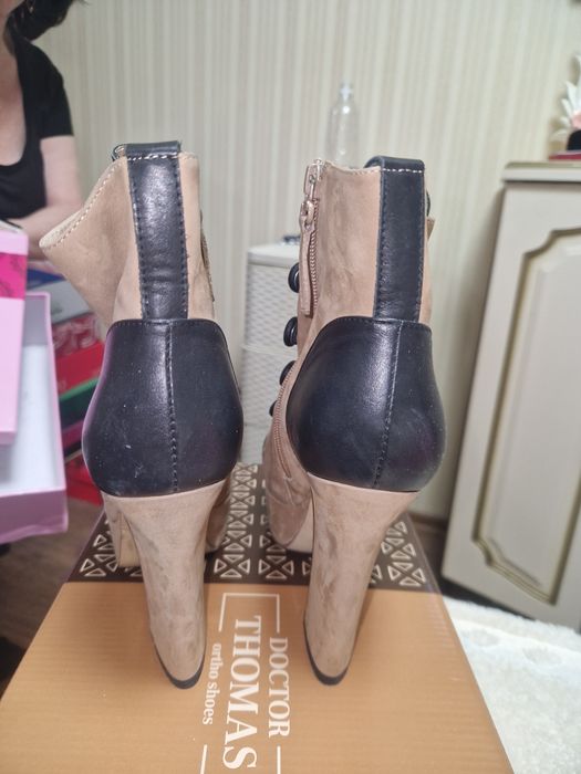 Разные сапоги женские