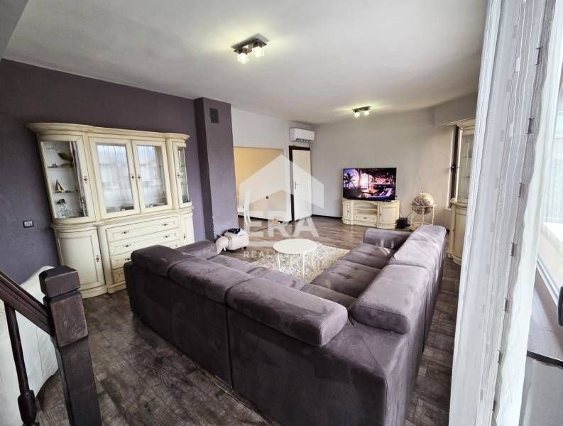 Луксозна къща с футболно игрище и СПА зона в с. Покровник