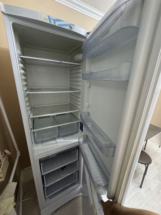 Холодильник Indesit