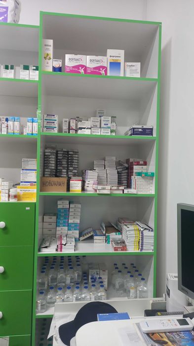 Шкафы и витрины для аптеки