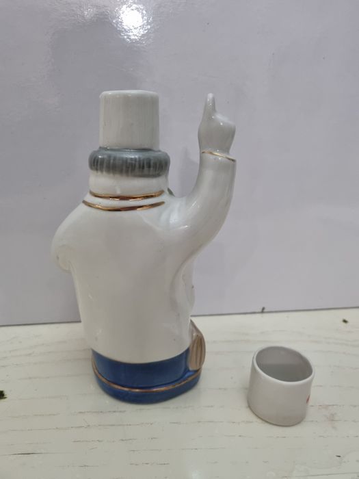 Штоф фарфор с рюмочкой. Новый.