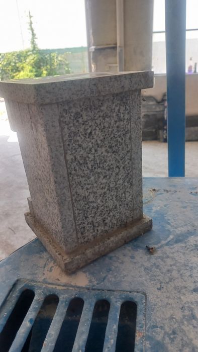 Свещници за гробища от камък оригинален със стъкло