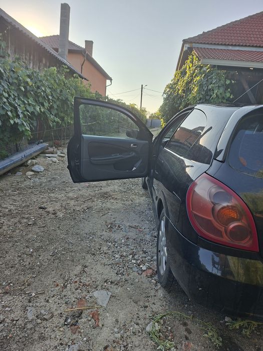 Vând Nissan Almera