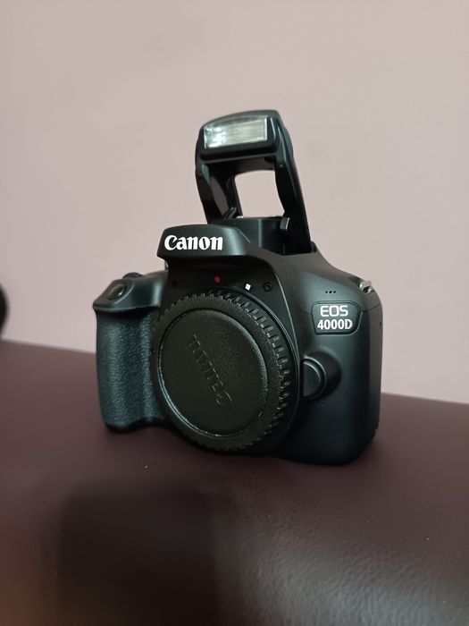 Продавам CANON EOS 4000D на два месеца + два обектива