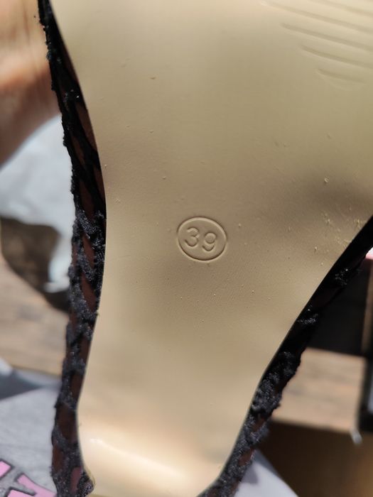 Нови елегантни обувки