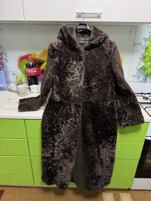 Женская мутоновая шуба.