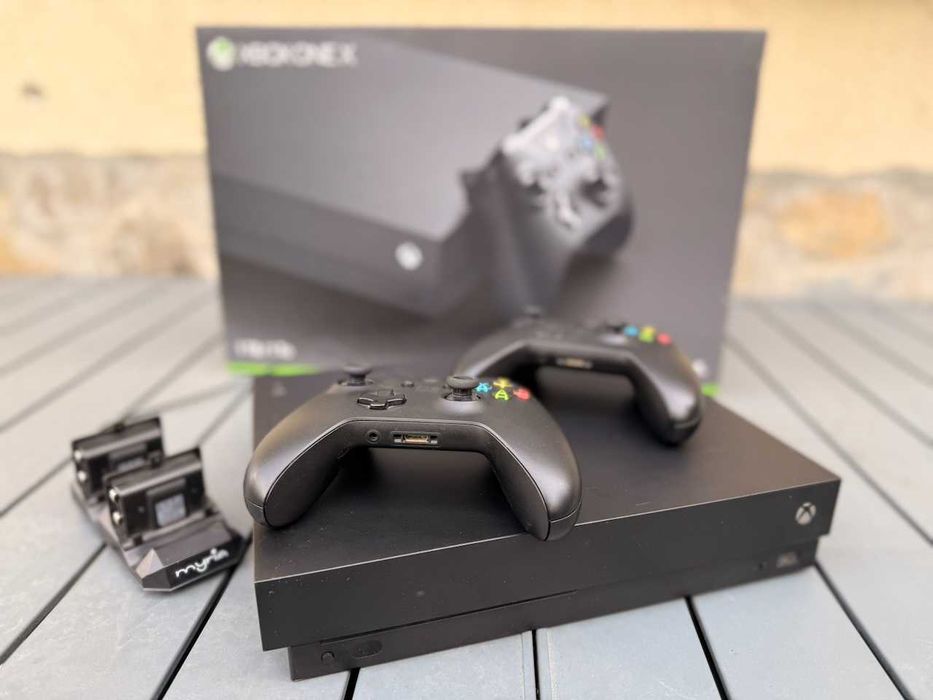 Xbox One X 1TB + 2 Controllere + Dock Încărcare + Cutie