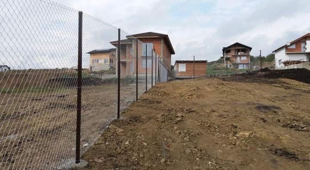 Gard din plasă bordurata