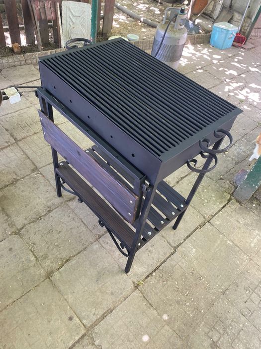 Скара на дървени въглища