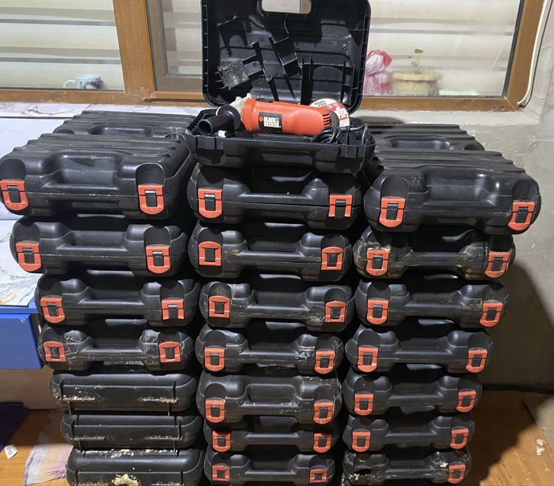 Болгарки BLACK & DECKER KG 915.