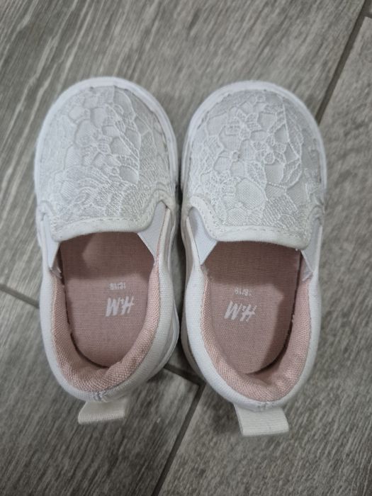 Vând teneși albi fetițe