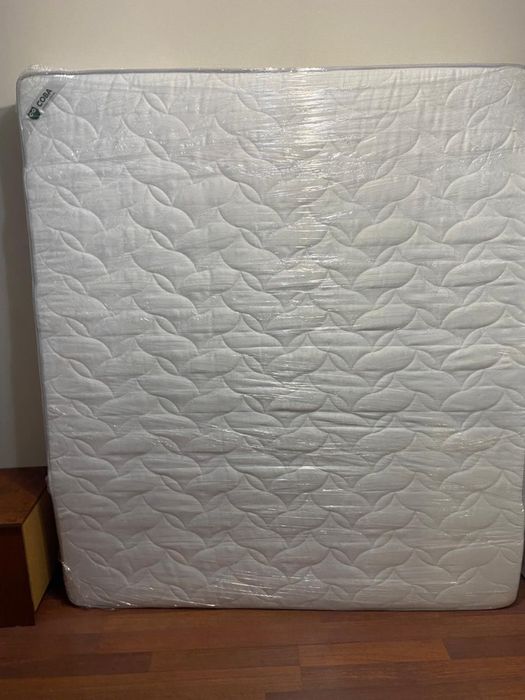 Продам кровать с белым изголовьем