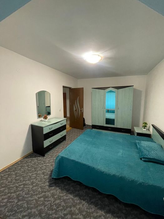 Inchiriez apartament 2 camere
Apartamentul este complet mobilat si utilat. 
Detine