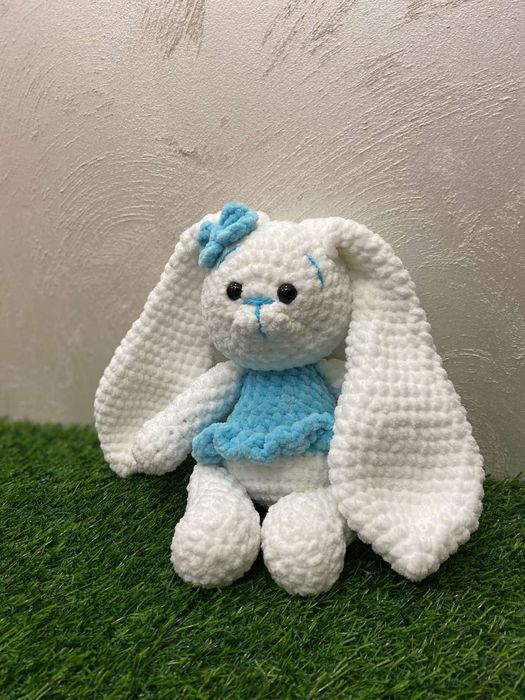 Ръчно изплетена играчка - зайче